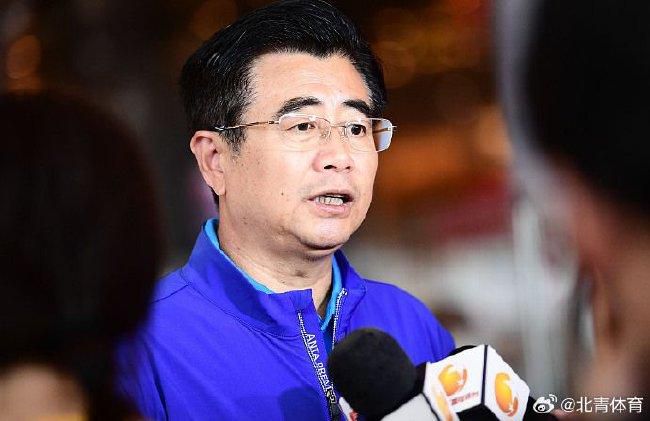 他扒下我的内裤就进去了视频