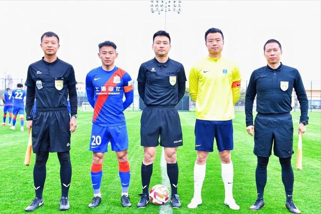 结实的黑人