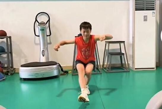 男生弯腰 自口
